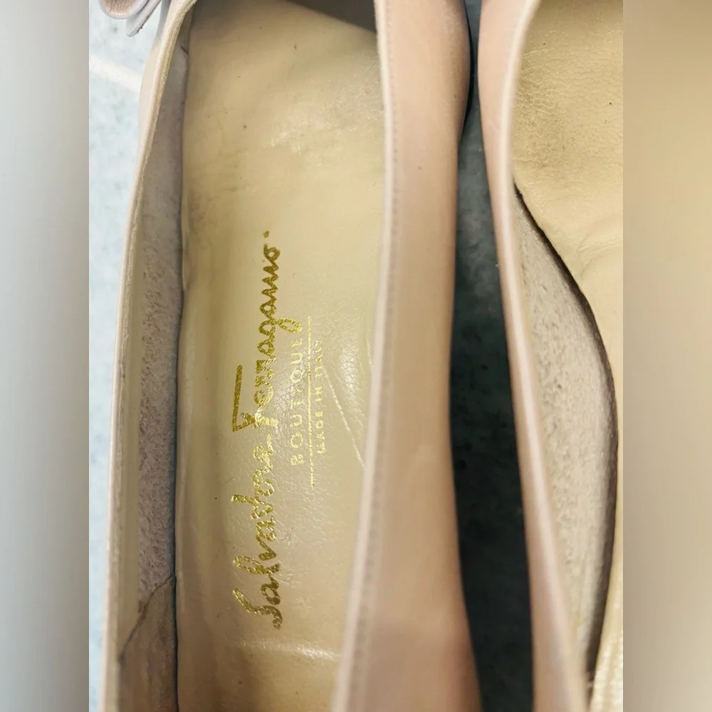 Salvatore Ferragamo Vara Bow Heels in soft pink oyster, size 6B - Picture 10 of 13